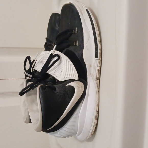 kyrie irving tennis shoes